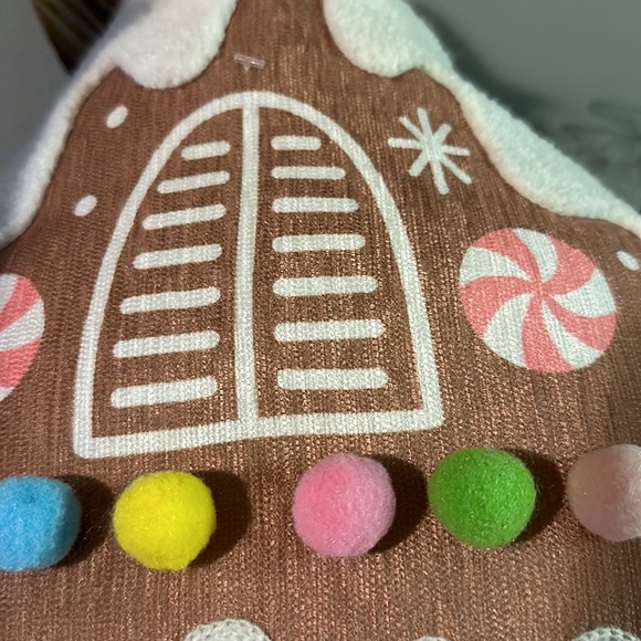 NWT cupcakes and cashmere Pastel GINGERBREAD HOUSE DECORATIVE THROW PILLOW - Picture 7 of 8